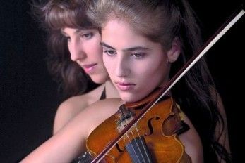보이지 않는 현 Invisible Strings - The Talented Pusker Sisters 사진