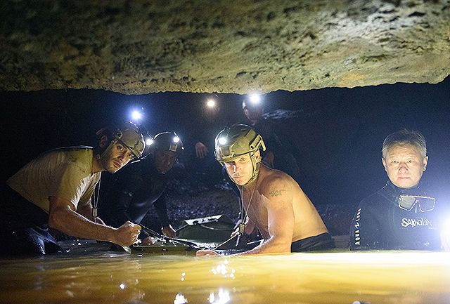 THE CAVE サッカー少年救出までの18日間 写真
