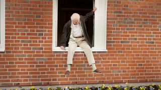 창문넘어 도망친 100세 노인 The 100-Year-Old Man Who Climbed Out the Window and Disappeared Hundraåringen som klev ut genom fönstret och försvann 사진
