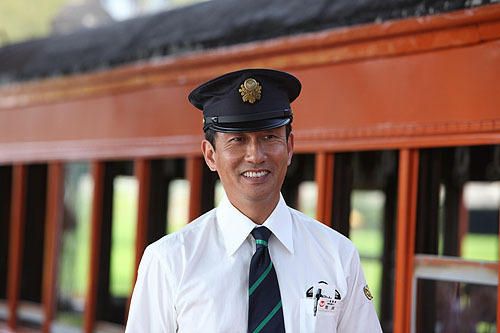 RAILWAYS 49歳で電車の運転士になった男の物語 写真