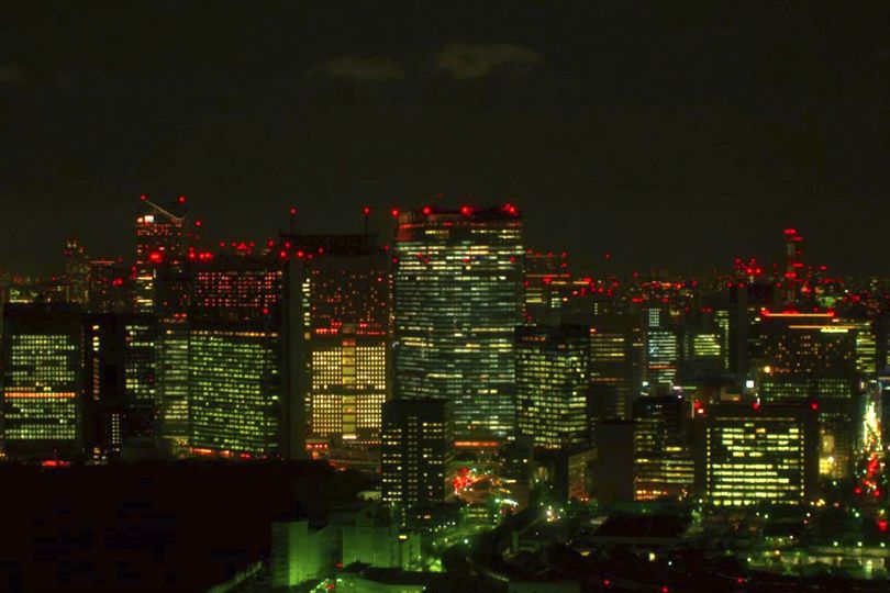 도쿄의 밤하늘은 항상 가장 짙은 블루 The Tokyo Night Sky Is Always the Densest Shade of Blue 사진