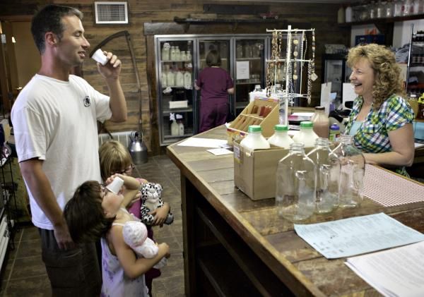 아이윅 가족의 작은 농장 Glass Bottled Milk: Saving the Iwig Family Dairy Photo