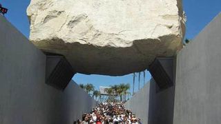 레비테이티드 매스: 더 스토리 오브 마이클 하이저스 마널리틱 스컬프쳐 Levitated Mass: The Story of Michael Heizer\'s Monolithic Sculpture劇照