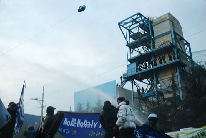 이방인 -현대미포조선, 한 노동자의 투신에 이은 30일간의 굴뚝투쟁 2009 사진