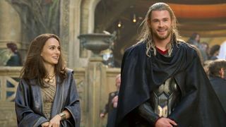 ảnh Gold Class® Dining Set: Marvel Studios\' Thor: Love And Thunder  Gold Class® Dining Set: Marvel Studios\' Thor: Love And Thunder