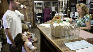 아이윅 가족의 작은 농장 Glass Bottled Milk: Saving the Iwig Family Dairy劇照