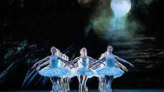 英国ロイヤル・オペラ・ハウス　シネマシーズン 2021/22 ロイヤル・バレエ「白鳥の湖」 รูปภาพ